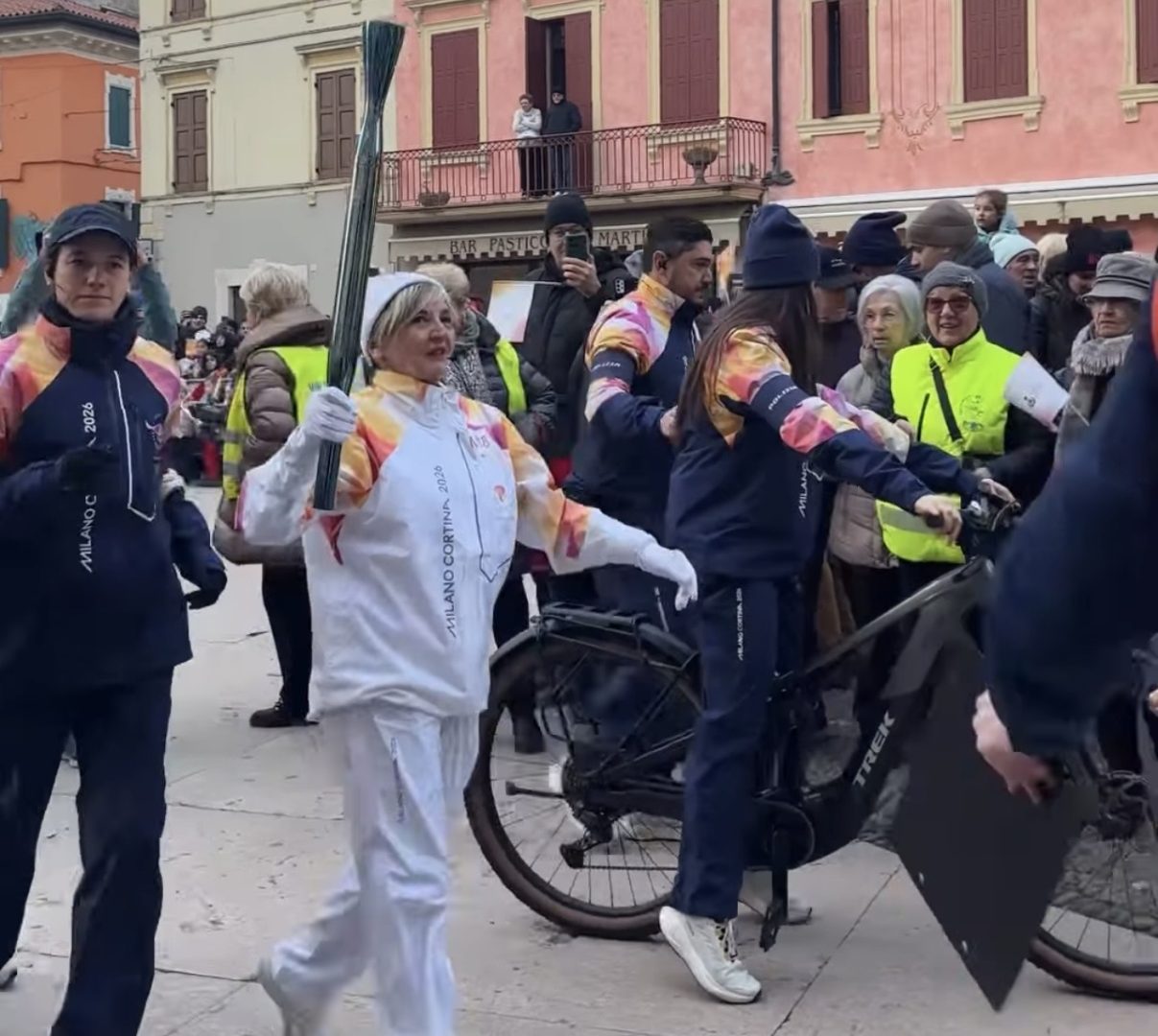 Il passaggio della Fiamma Olimpica a Villafranca di Verona e Valeggio sul Mincio. Foto di Enzo Cairoli