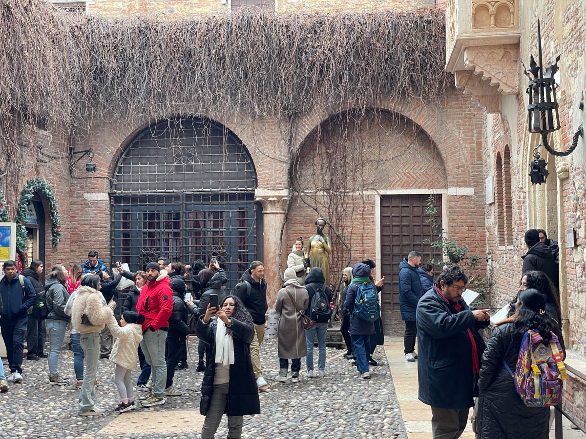 Turisti nel cortile della casa di Giulietta (Verona, 20 gennaio 2026)