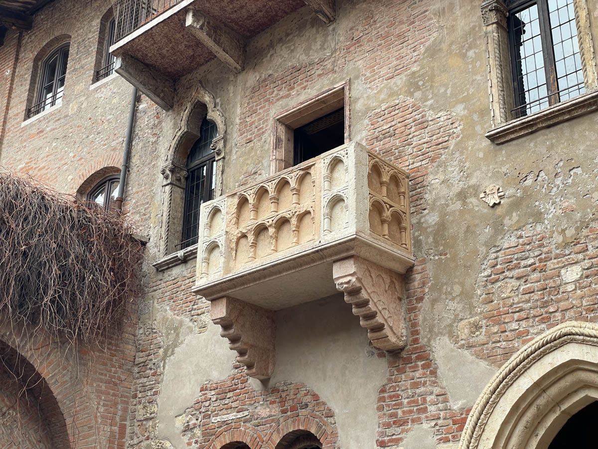 Il balcone nel cortile della casa di Giulietta