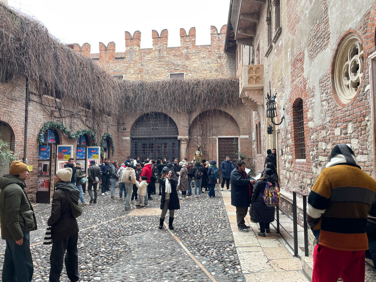 Turisti nel cortile della casa di Giulietta (Verona, 20 gennaio 2026)