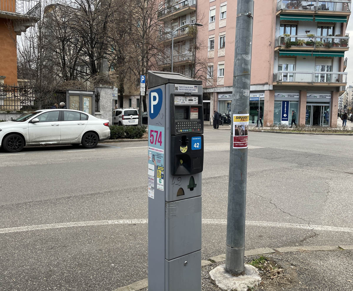 Parcometro in piazza Vittorio Veneto a Verona (Borgo Trento)