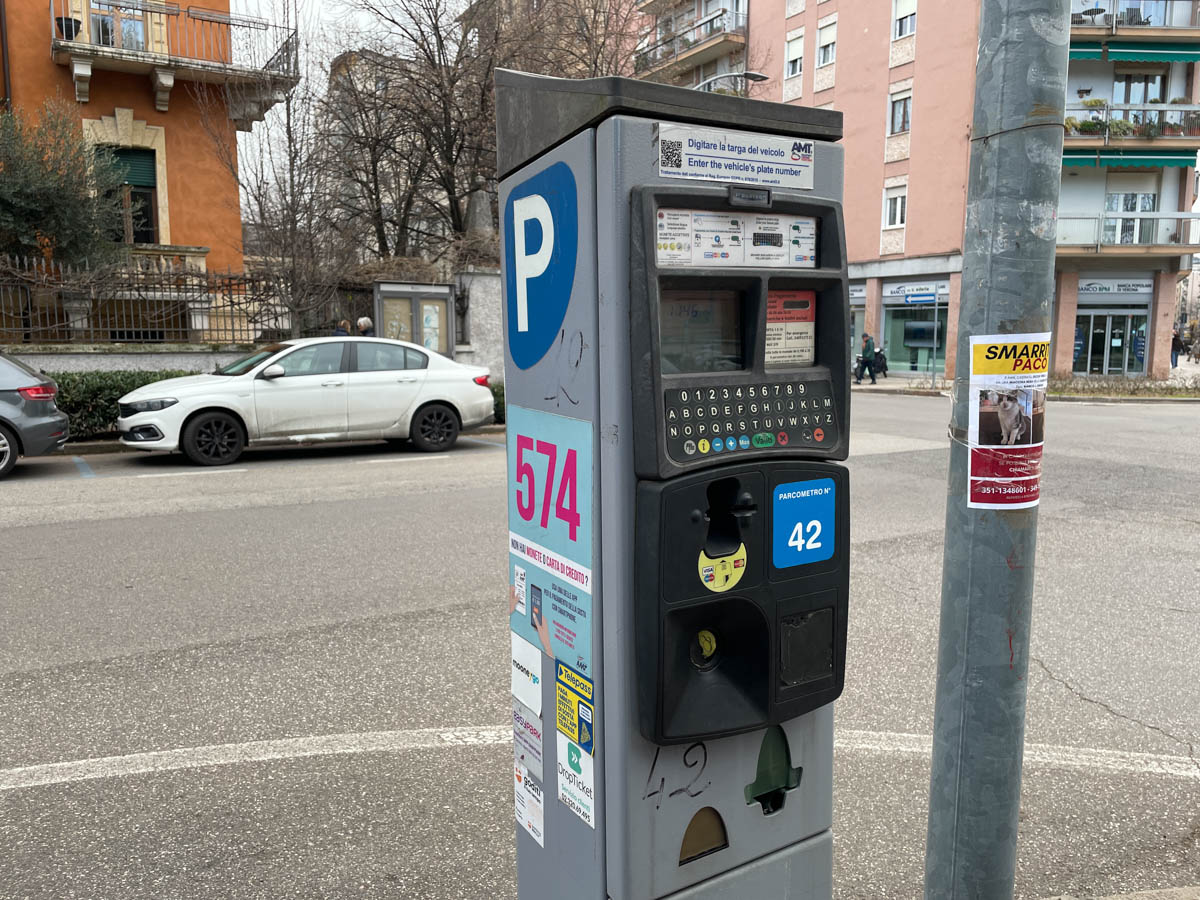 Parcometro in piazza Vittorio Veneto a Verona (Borgo Trento)