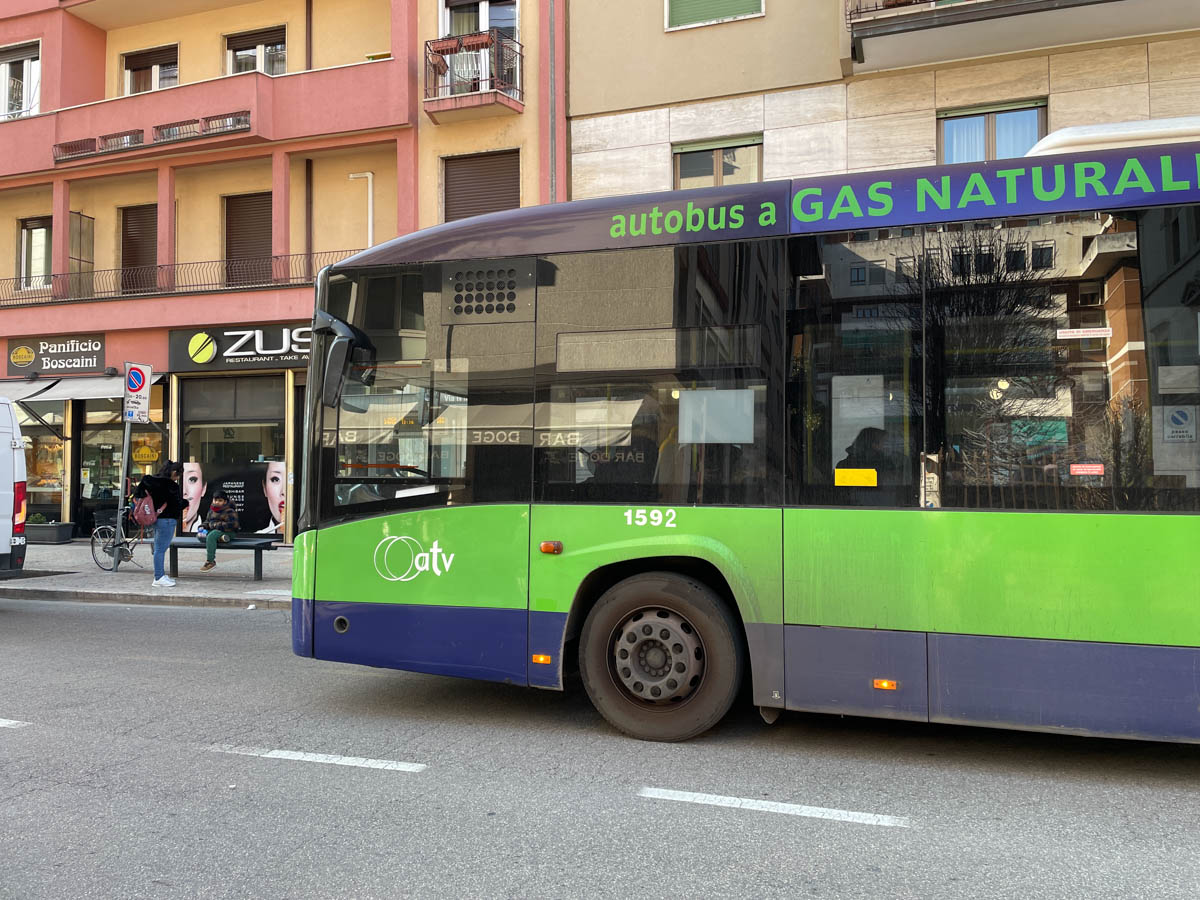Autobus in via IV Novembre a Verona