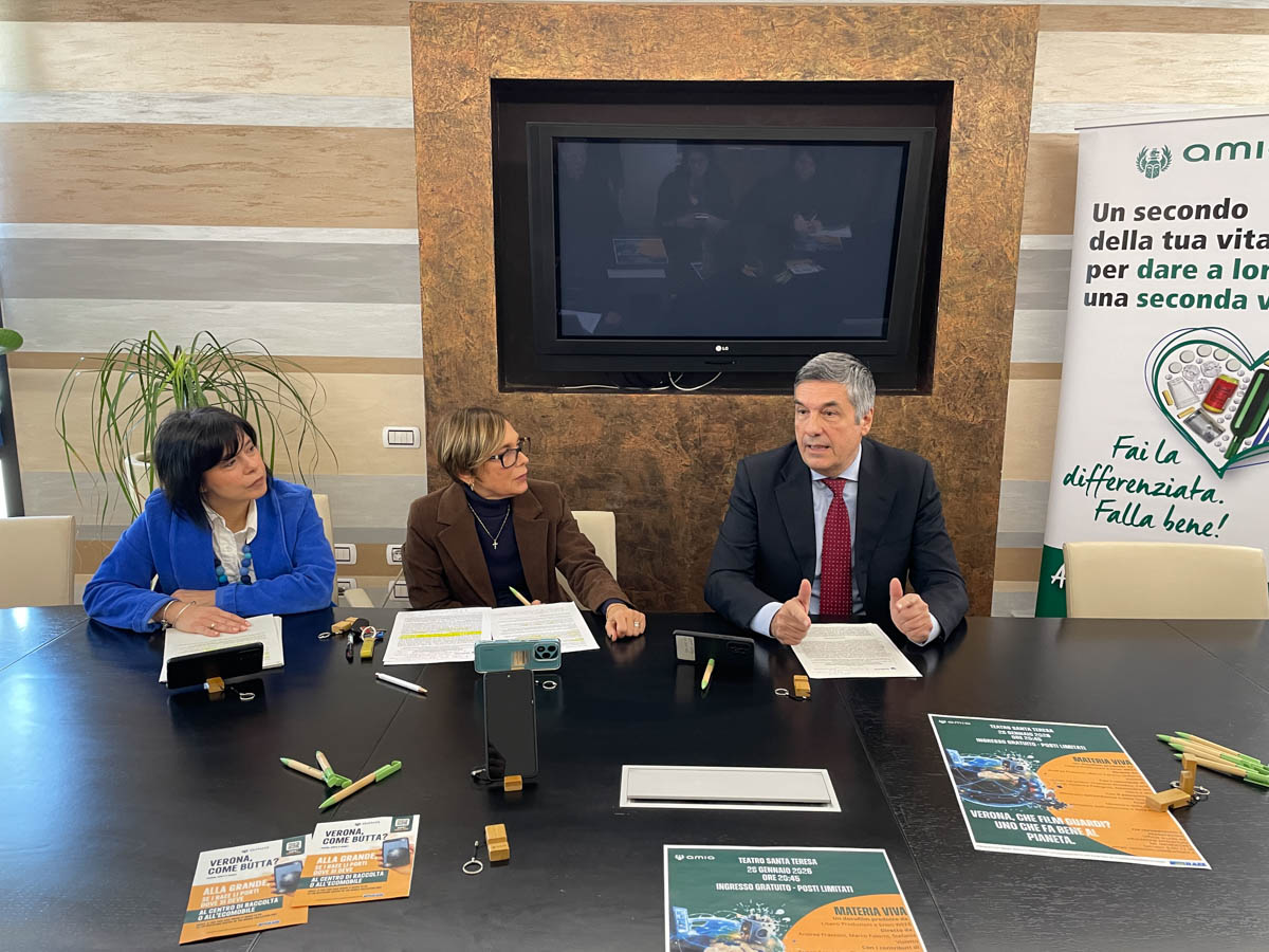 Miriam Confente, referente del progetto RAEE Rifiuti Preziosi per AMIA, Maria Cristina Buniotto, referente Ufficio Scuole ed Educazione Ambientale di AMIA e Roberto Bechis, presidente di AMIA