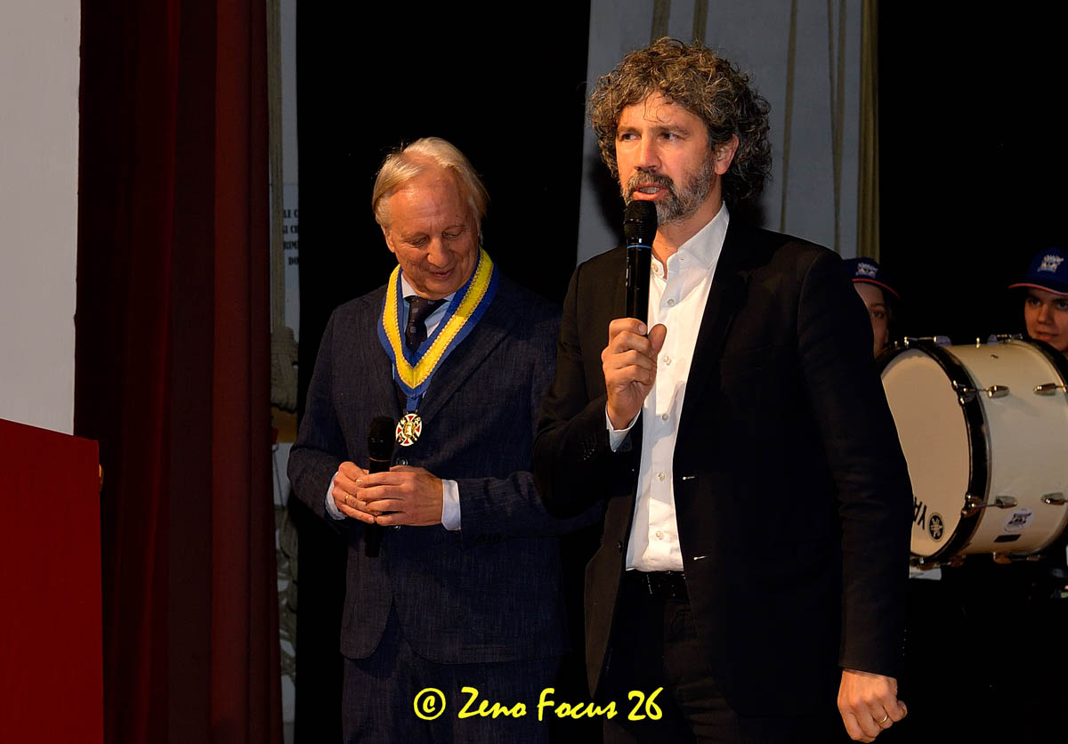Il sindaco Damiano Tommasi all'incoronazione del Papà del Gnoco 2026 (23 gennaio 2026, Teatro Stimate)
