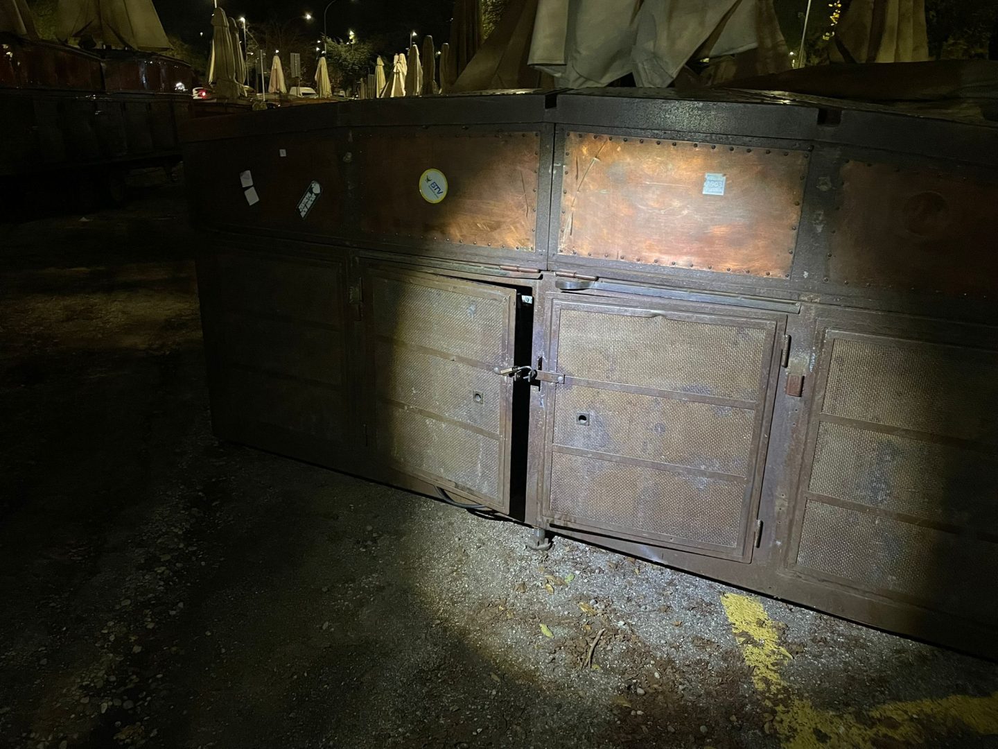 Atti vandalici banchetti Piazza Erbe (12)