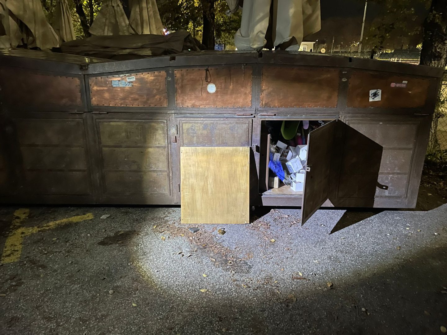 Atti vandalici banchetti Piazza Erbe (12)