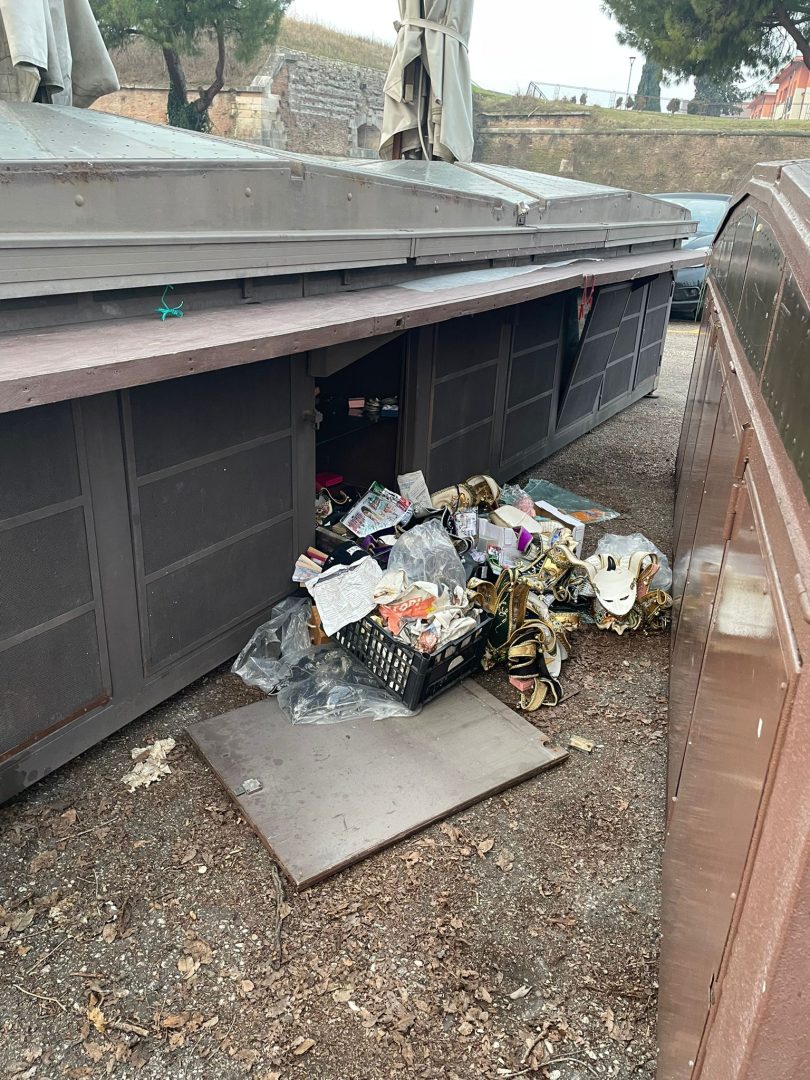 Atti vandalici banchetti Piazza Erbe (1)