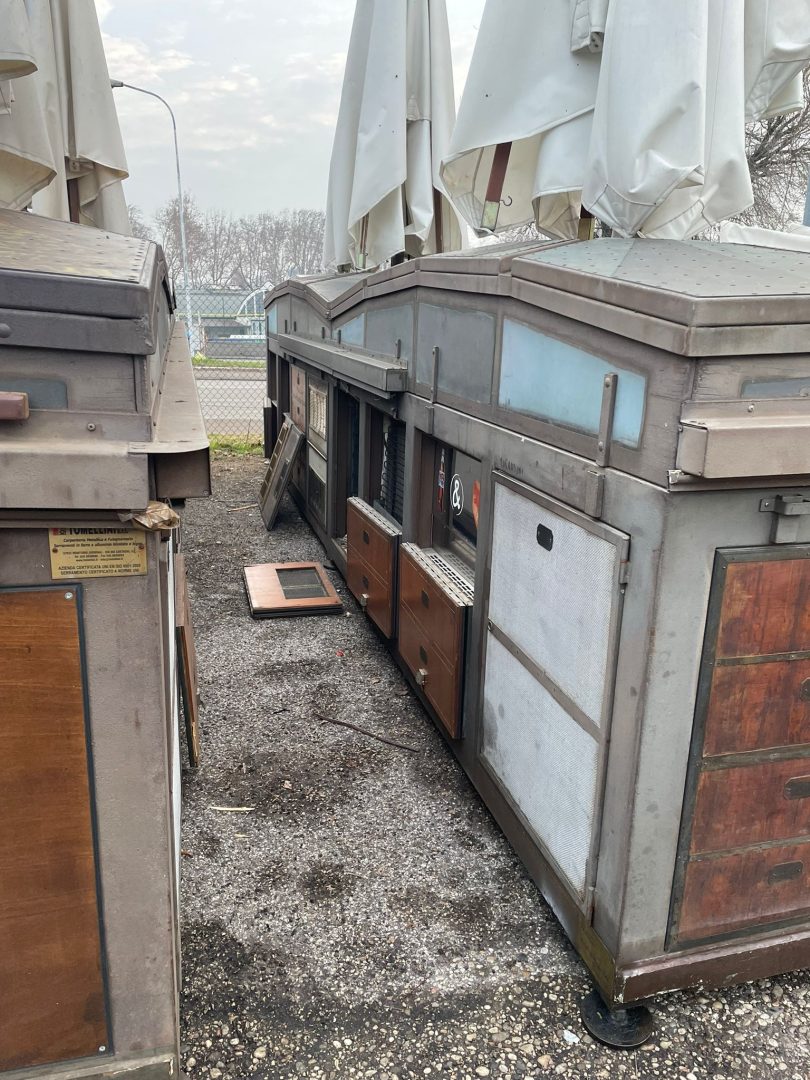 Atti vandalici banchetti Piazza Erbe (1)