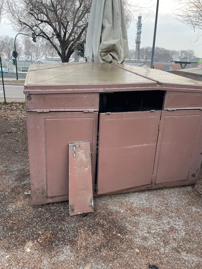 Atti vandalici banchetti Piazza Erbe (1)