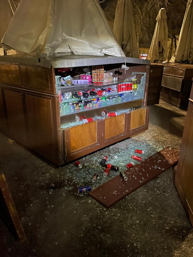 Atti vandalici banchetti Piazza Erbe (1)