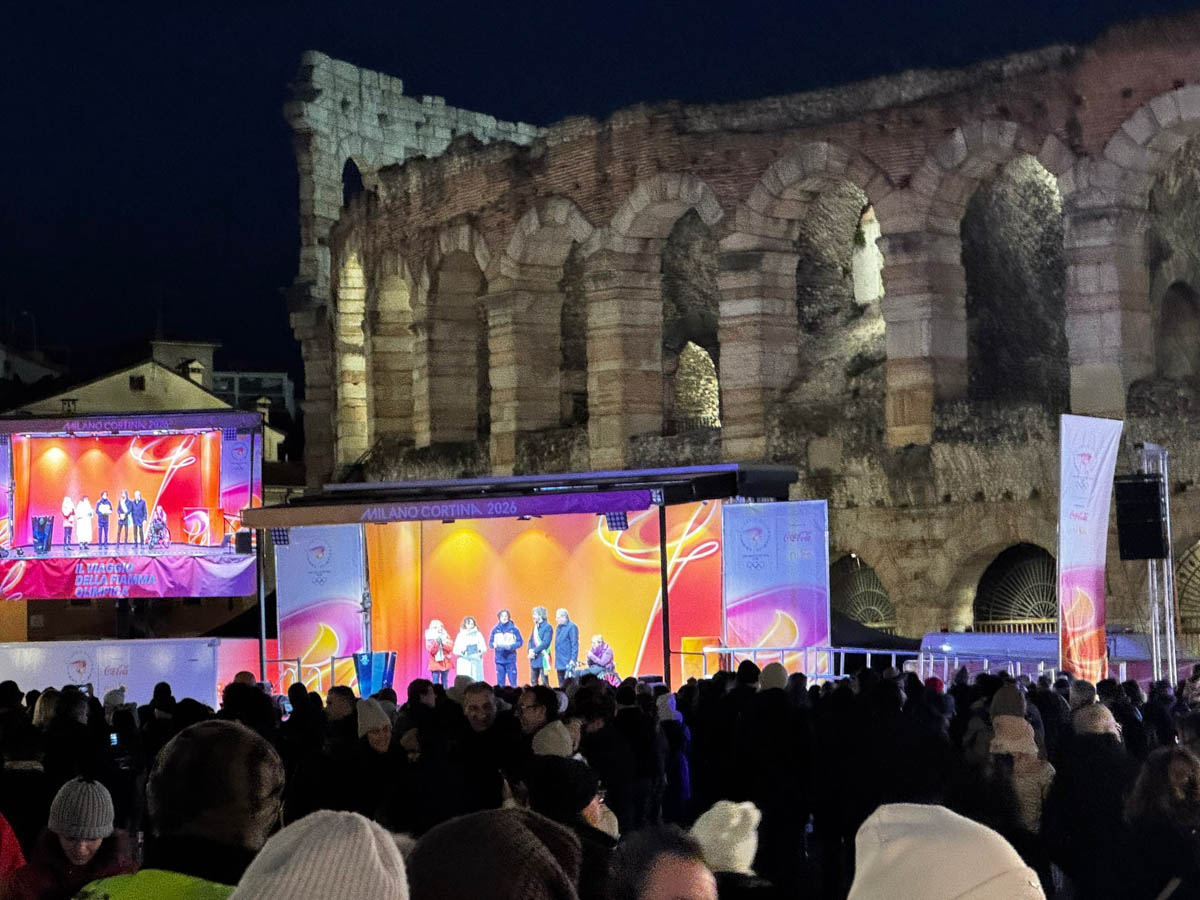 Celebrazioni per la fiamma olimpica a Verona in piazza Bra