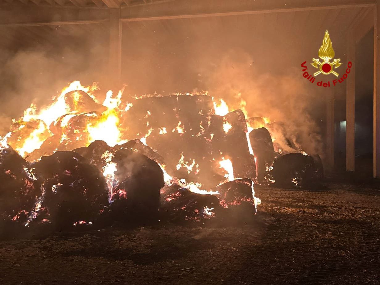 Incendio Albaredo d'Adige Vigili del Fuoco