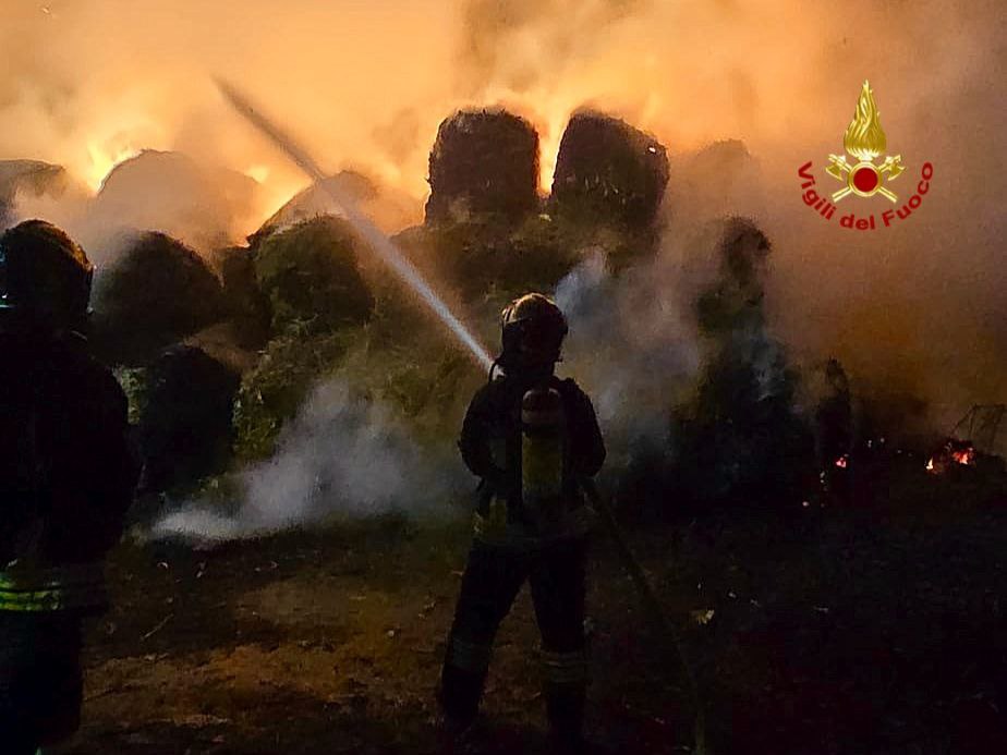 Incendio Albaredo d'Adige Vigili del Fuoco