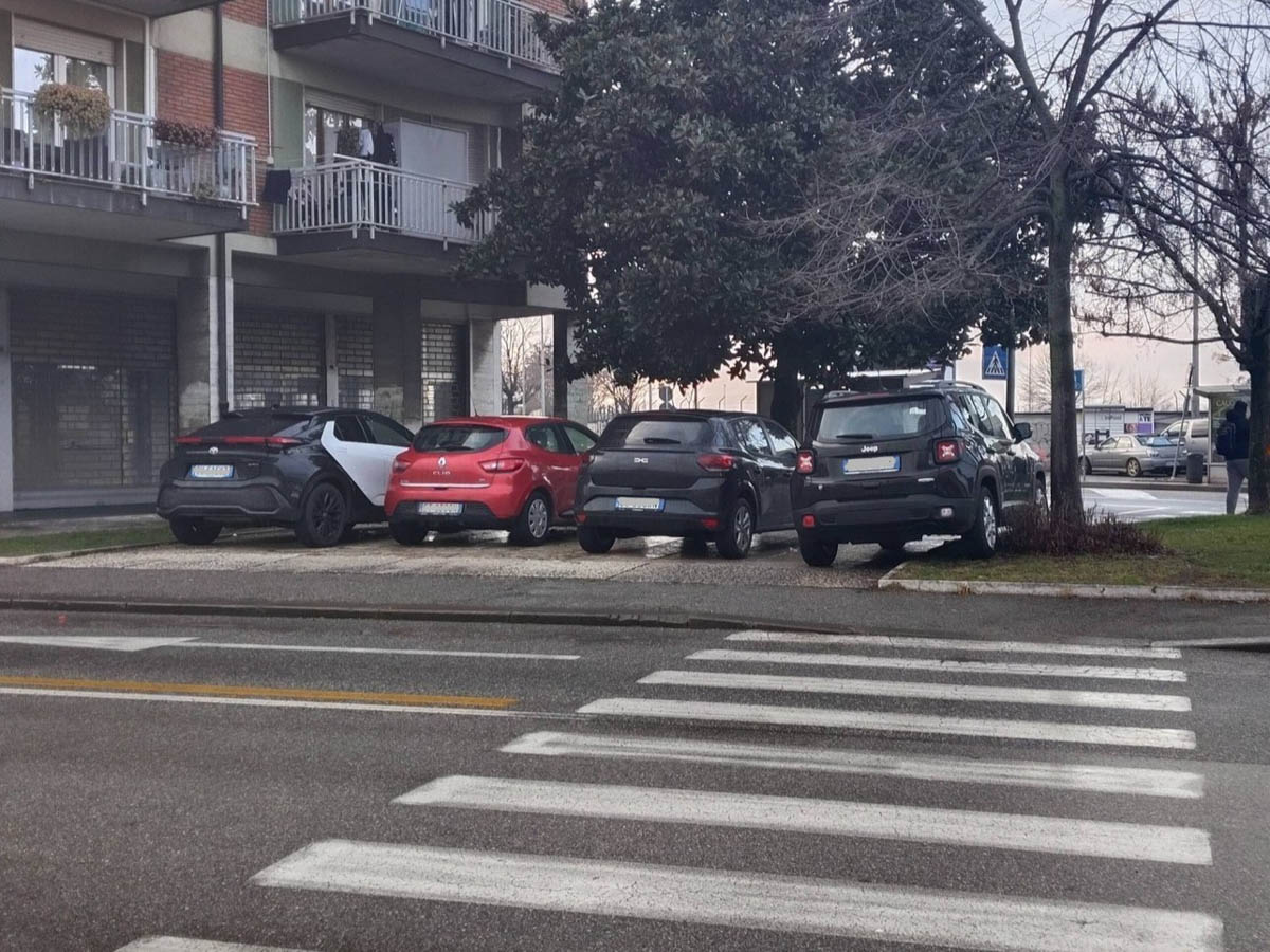 Sosta selvaggia in zona Fiera a Verona durante Motor Bike Expo (24 gennaio 2026) - Foto gentilmente concessa da Mauro Merli