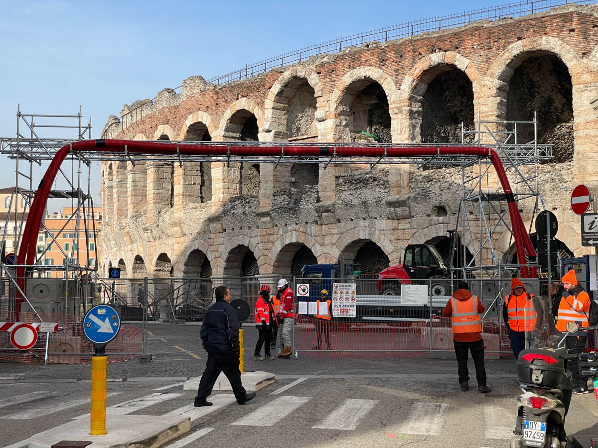 Operazioni in vista delle cerimonie olimpiche in piazza Bra a Verona (Foto 8 gennaio 2026)