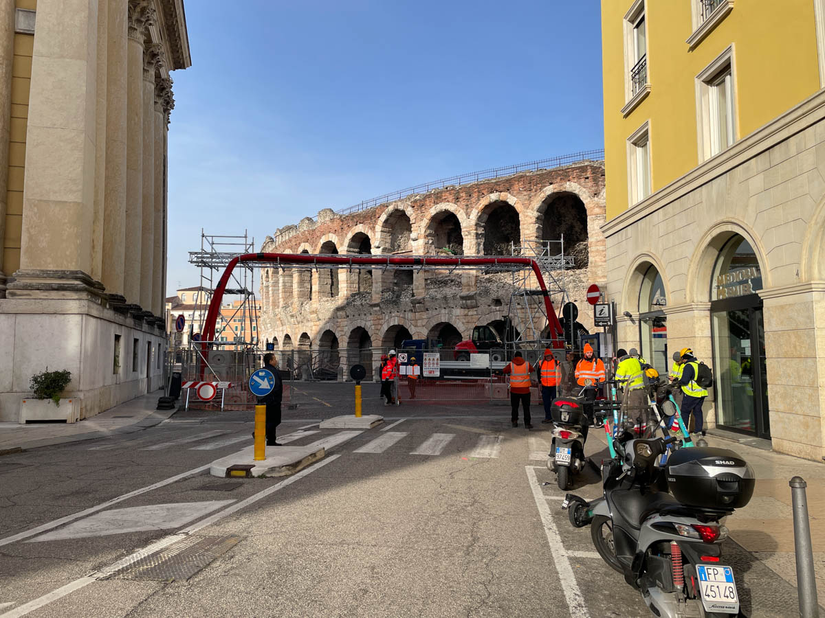 Operazioni in vista delle cerimonie olimpiche in piazza Bra a Verona (Foto 8 gennaio 2026)