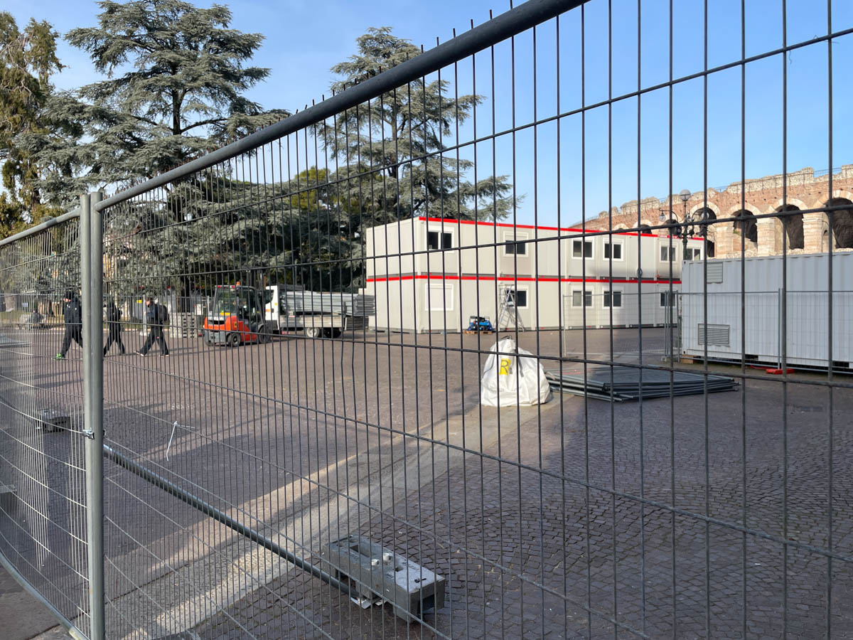 Operazioni in vista delle cerimonie olimpiche in piazza Bra a Verona (Foto 8 gennaio 2026)