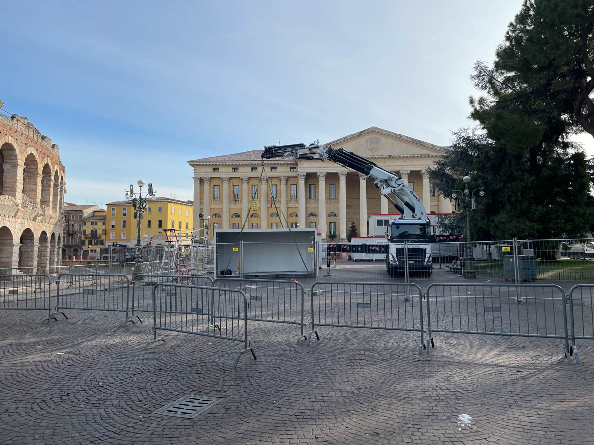 Operazioni in vista delle cerimonie olimpiche in piazza Bra a Verona (Foto 8 gennaio 2026)