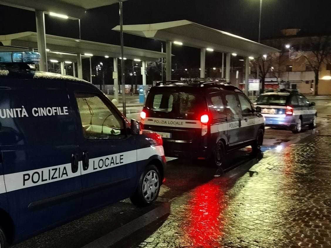 Controlli della Polizia locale di Verona in zona stazione Porta Nuova (Foto d'archivio)