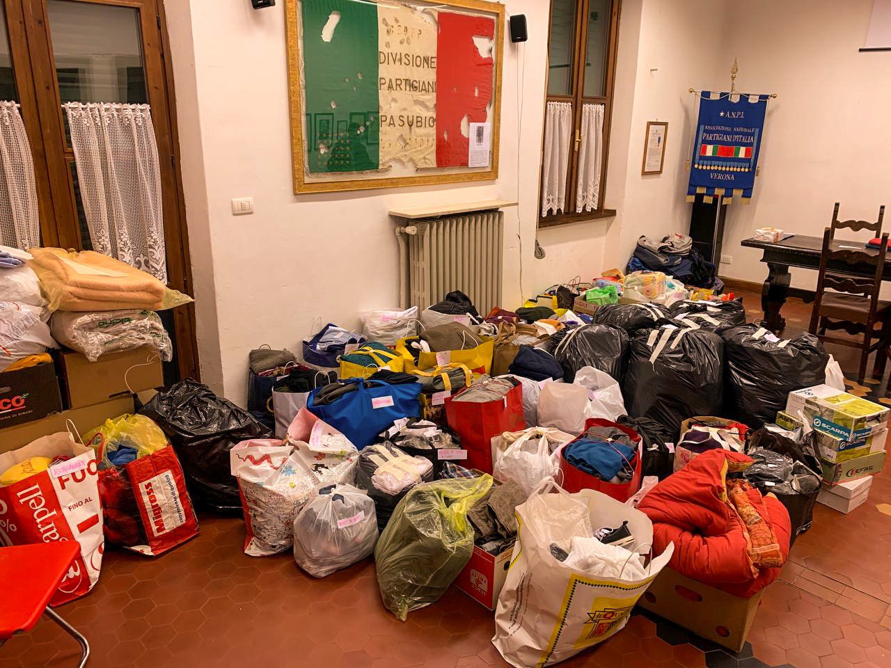 Raccolta beni invernale persone senza fissa dimora senzatetto raccolta indumenti