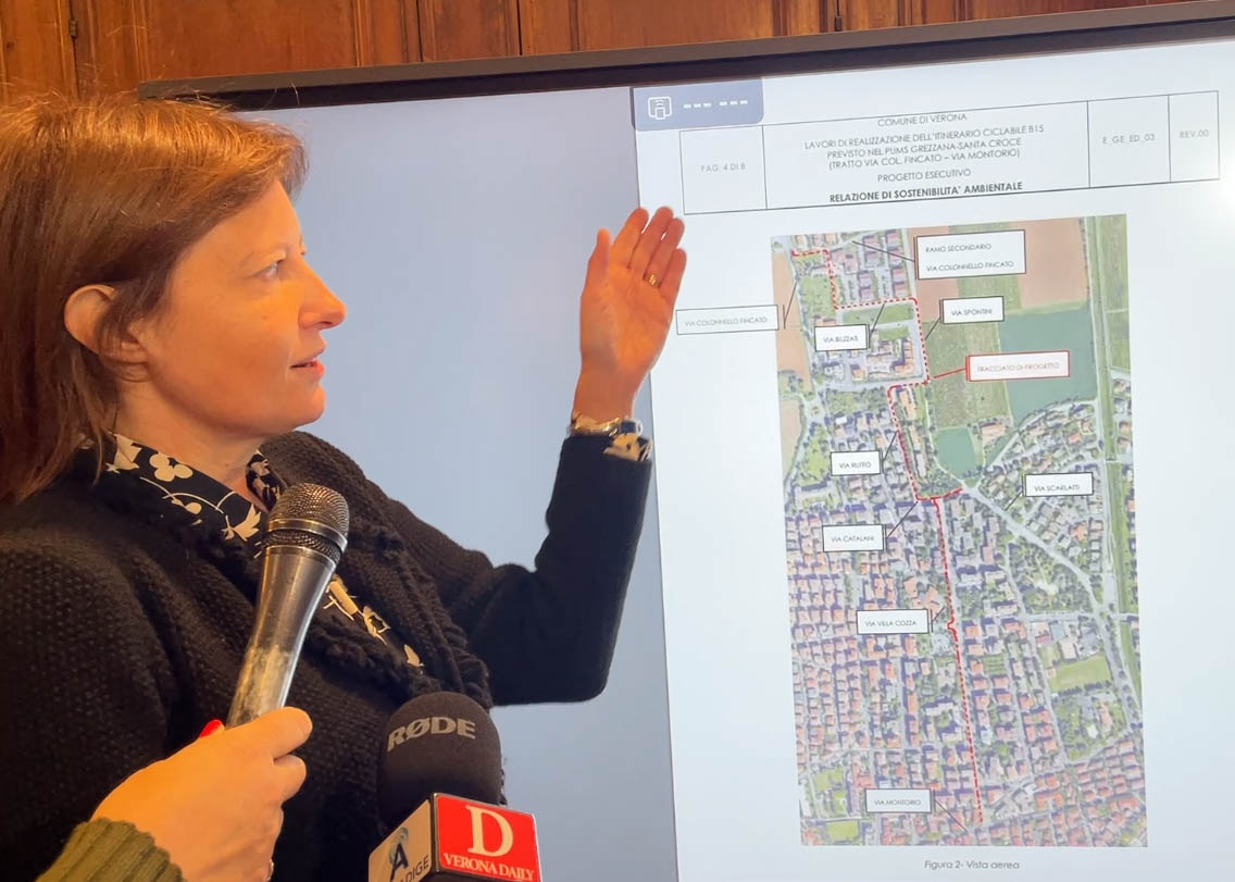 La presidente della Sesta Circoscrizione di Verona Rita Andriani mostra la mappa della nuova pista ciclabile di via Villa Cozza