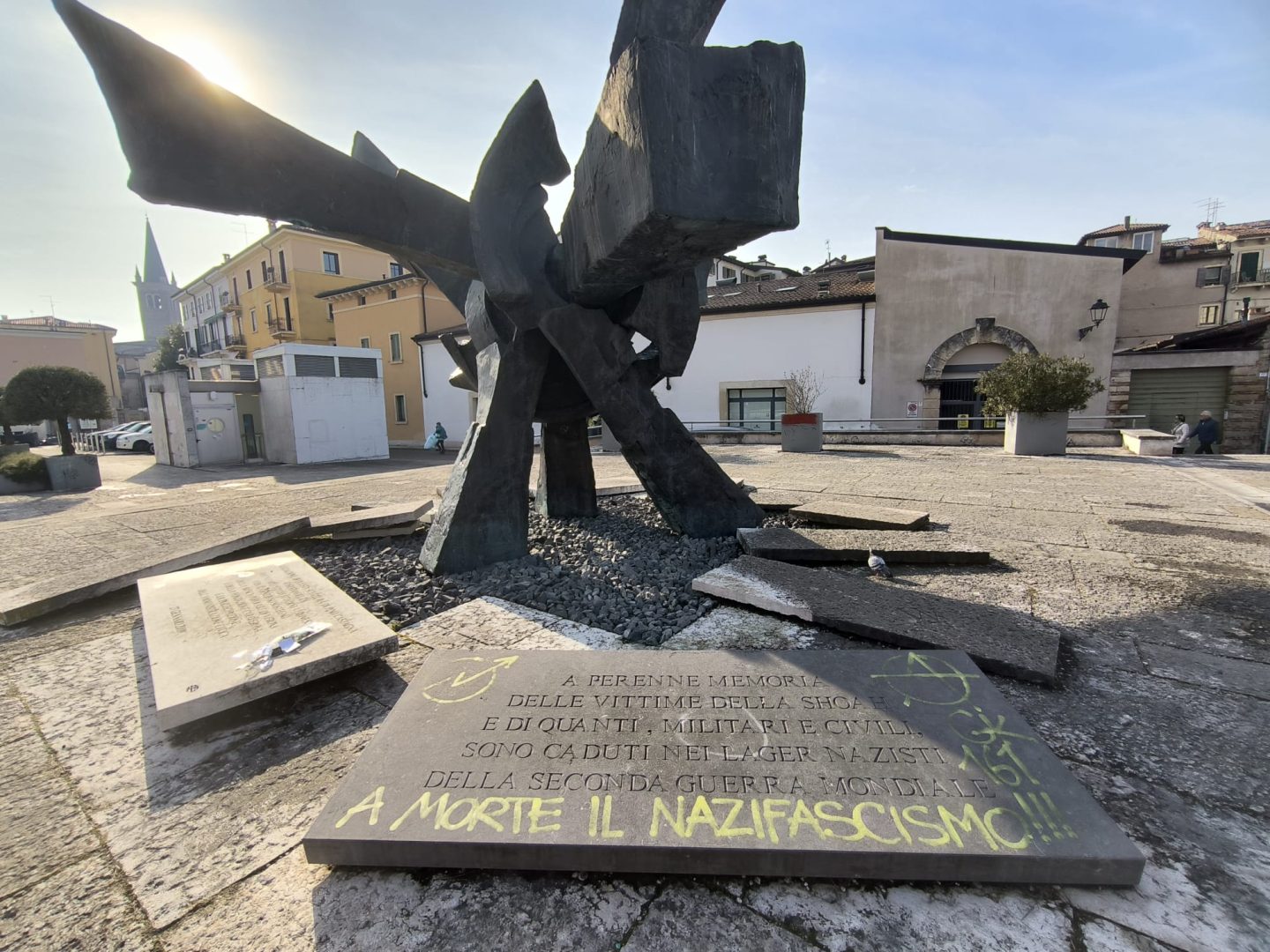 Scultura imbrattata piazza Isolo