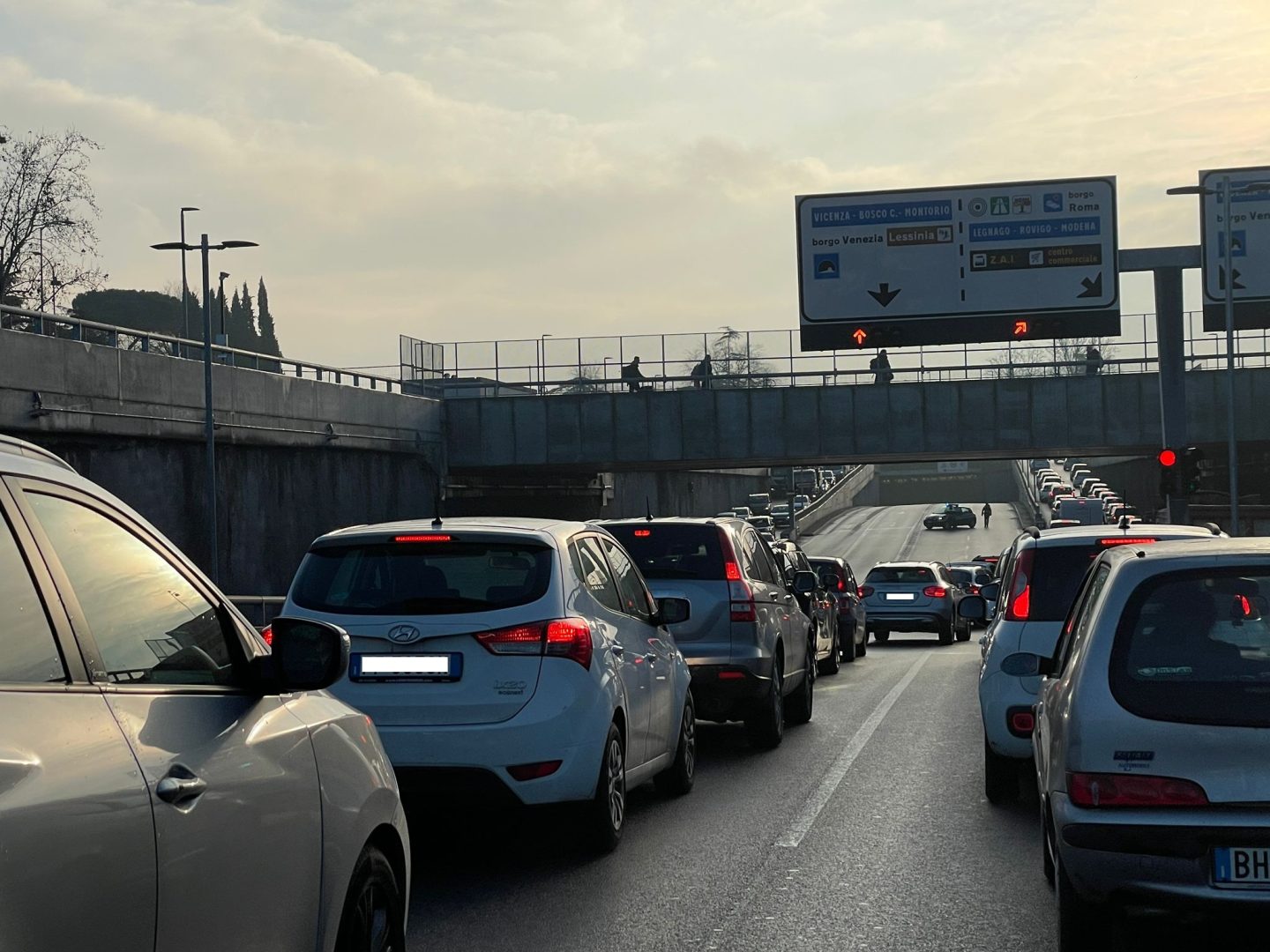 Sottopasso città di Nimes bloccato dal traffico