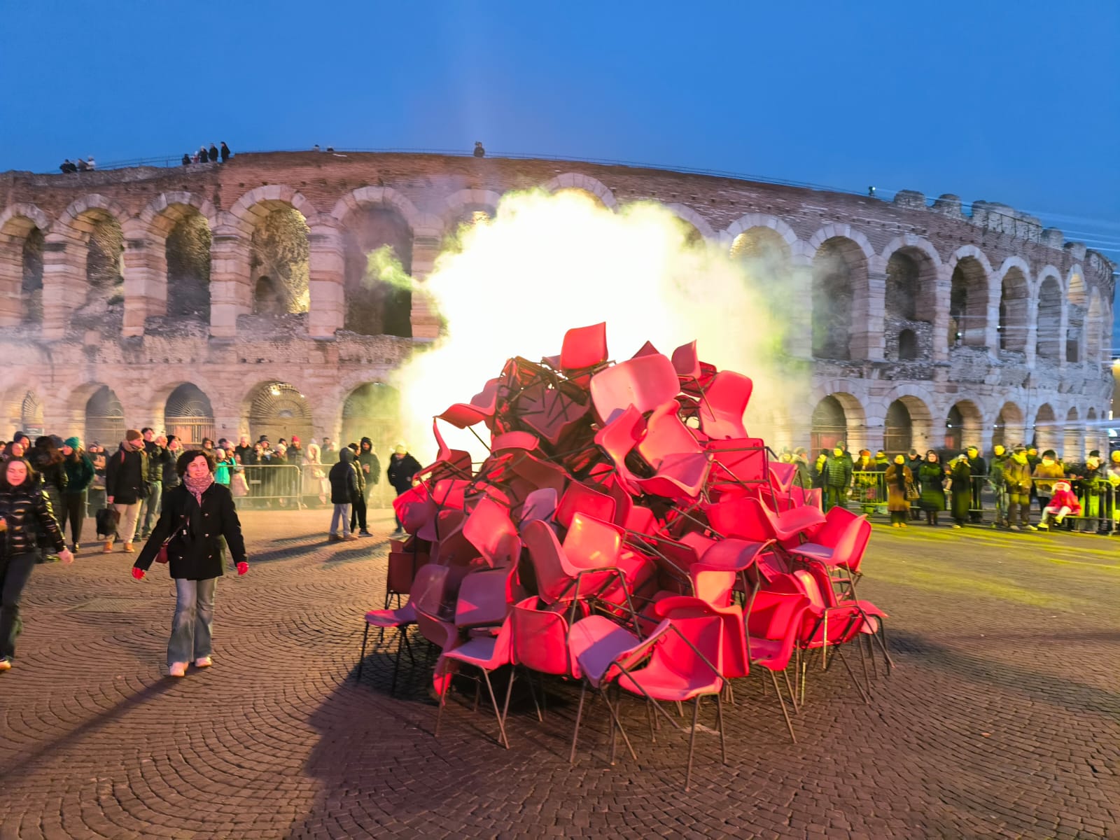 "Brusa la Vecia" versione con le sedie in piazza Bra a Verona. 6 gennaio 2026