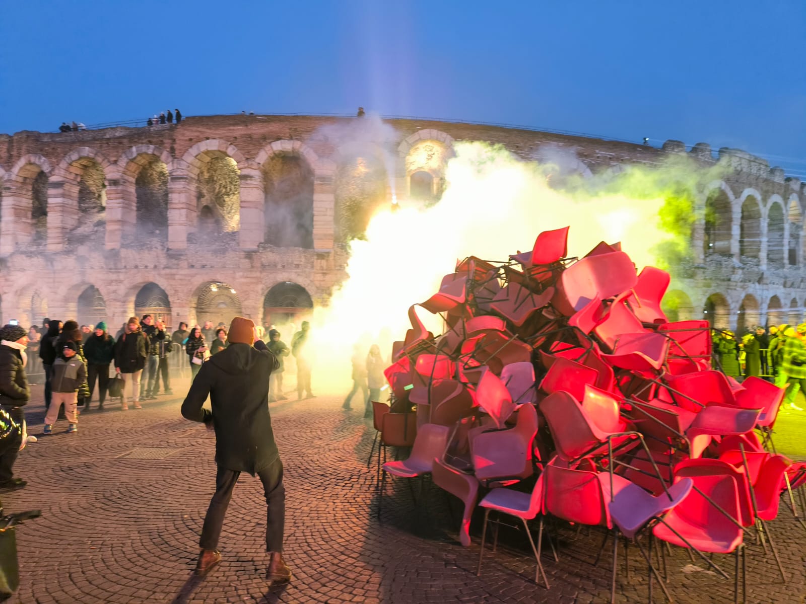 "Brusa la Vecia" versione con le sedie in piazza Bra a Verona. 6 gennaio 2026