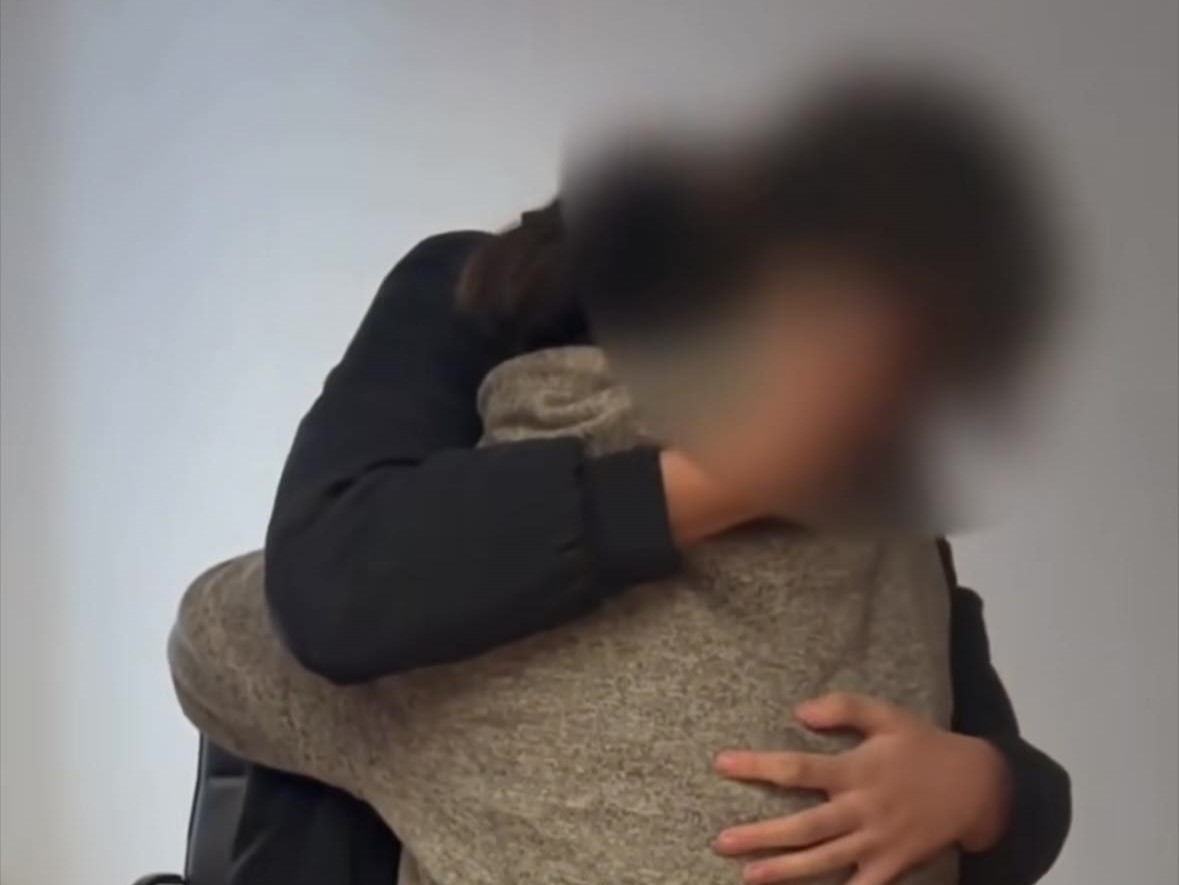 diego abbraccio mamma