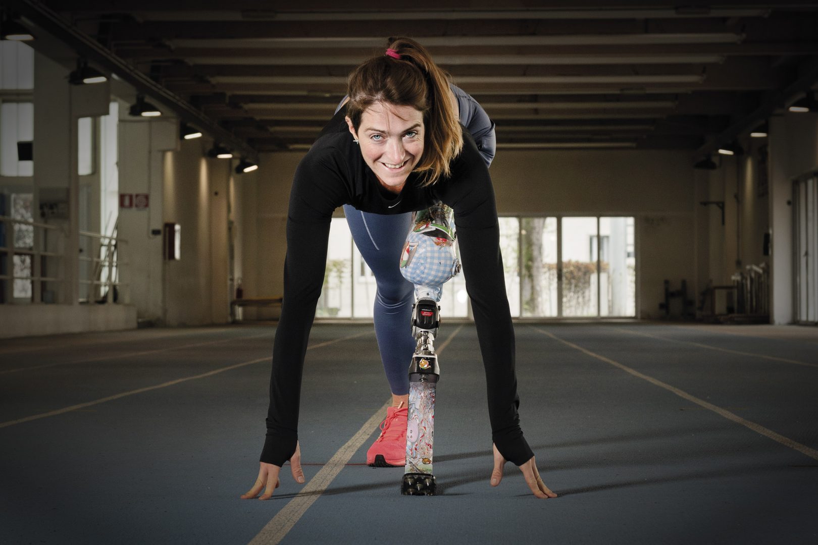 Martina Caironi Rappresentante Atleti dell'International Paralympic Committee, del Consiglio Atleti di Fondazione Milano Cortina 2026 e di World Para Athletics. Plurimedagliata paralimpica nei 100m e nel salto in lungo delle “Fiamme Gialle” Foto tratta dalla Mostra “UNA VITA PER LO SPORT. VOLTI E CONQUISTE DELLE #100ESPERTE.” Foto di Gerald Bruneau © Fondazione Bracco