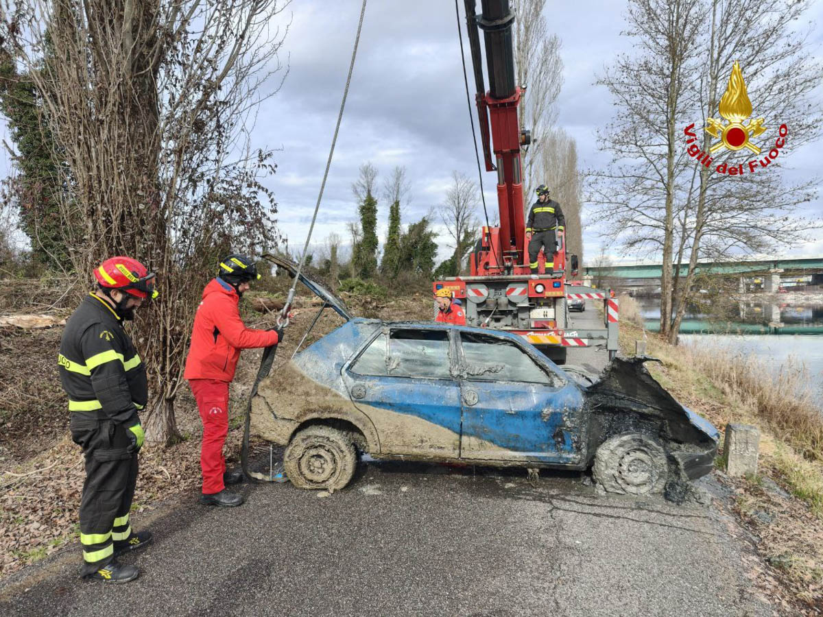 Intervento di recupero dei Vigili del fuoco nel Mincio