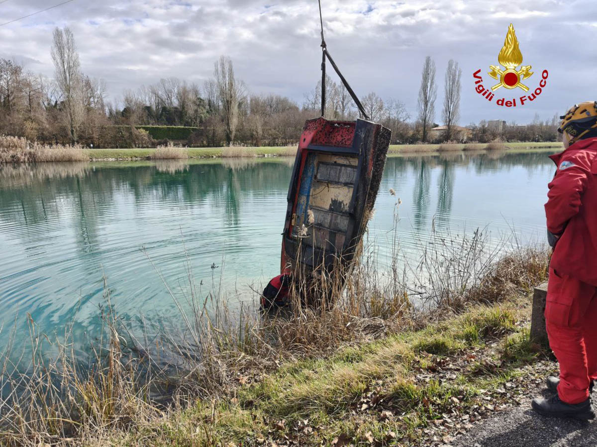 Intervento di recupero dei Vigili del fuoco nel Mincio