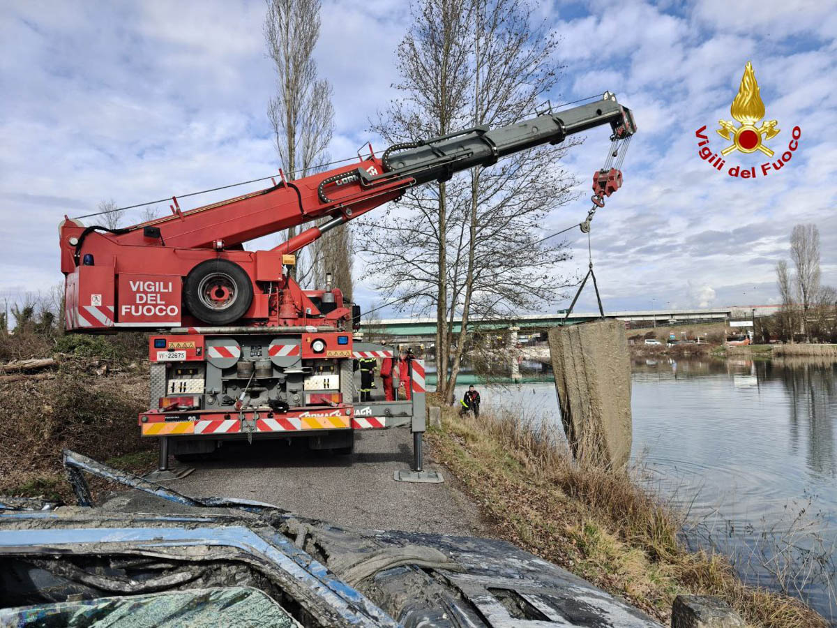 Intervento di recupero dei Vigili del fuoco nel Mincio