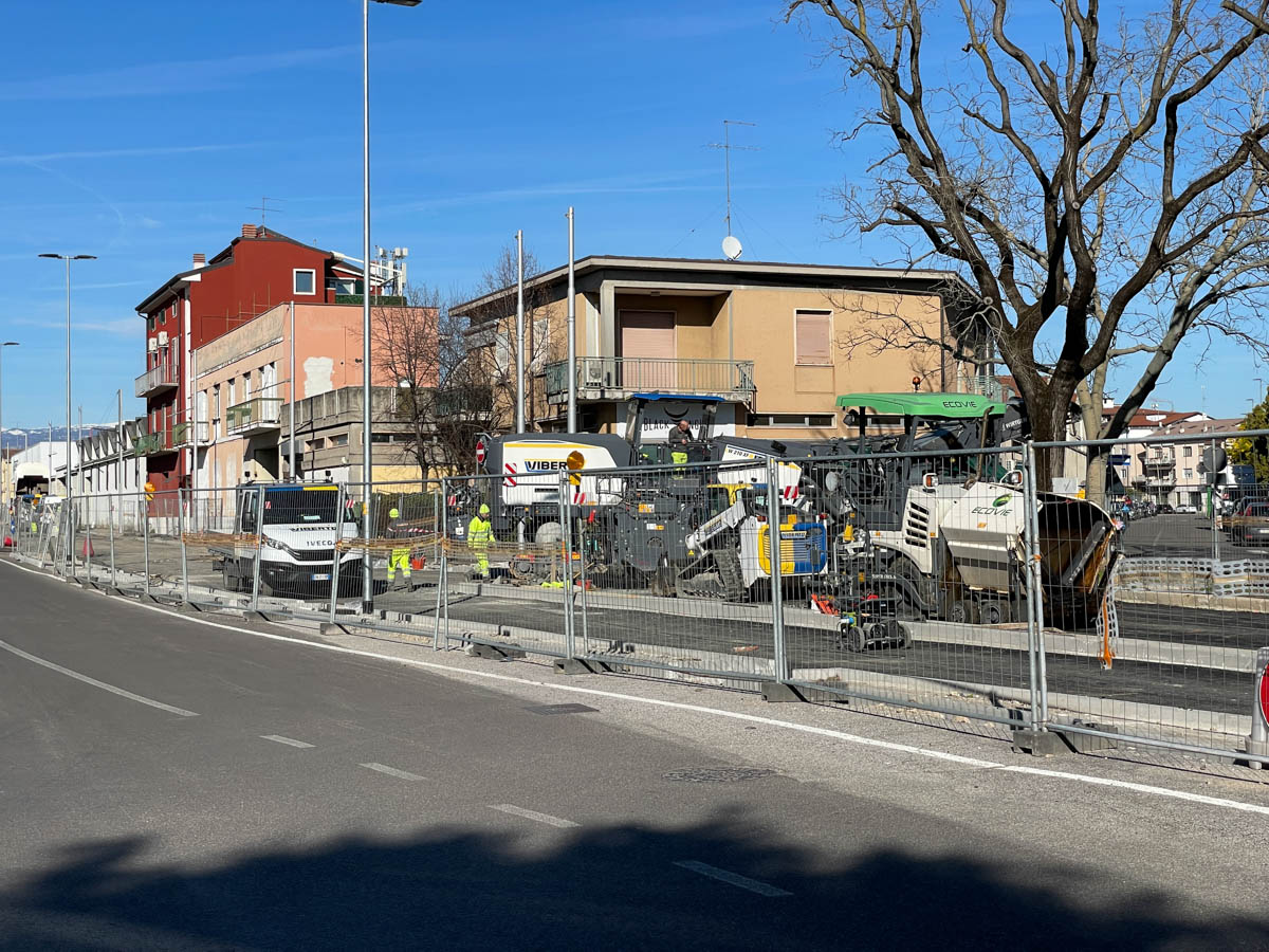 Verona, cantiere filovia in viale del Commercio