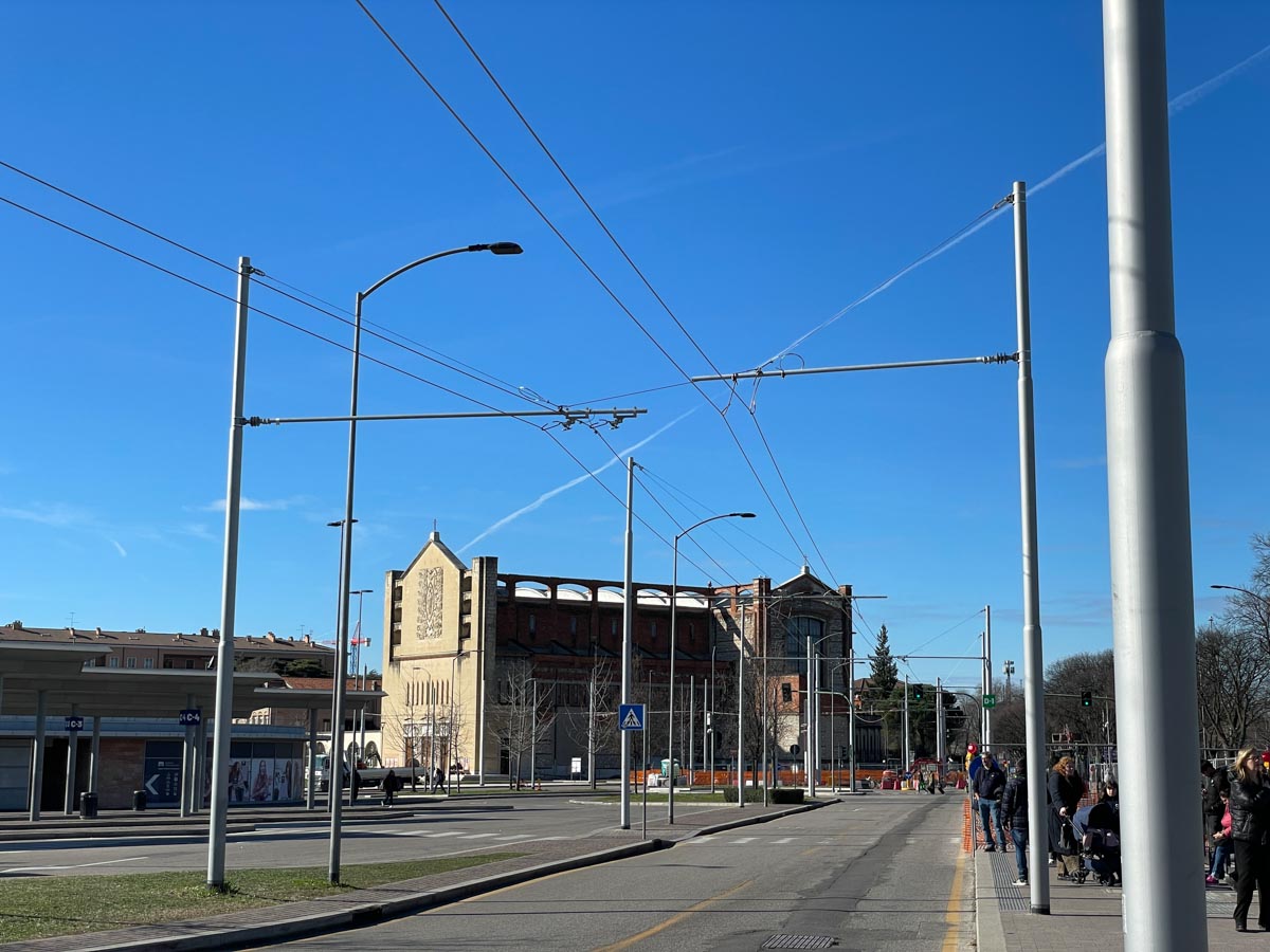 Cavi della filovia in zona stazione Verona Porta Nuova
