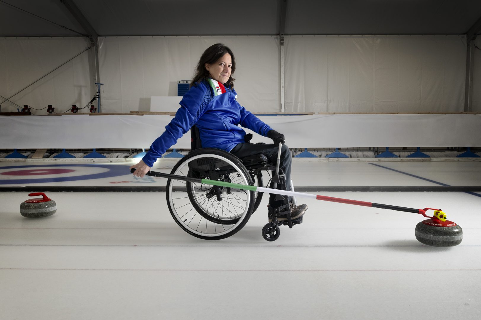 Angela Menardi Atleta Paralimpica di wheelchair curling, allenatrice di curling 1° livello, Consigliere Atleti nella Federazione Italiana Sport Ghiaccio Foto tratta dalla Mostra “UNA VITA PER LO SPORT. VOLTI E CONQUISTE DELLE #100ESPERTE.” Foto di Gerald Bruneau © Fondazione Bracco