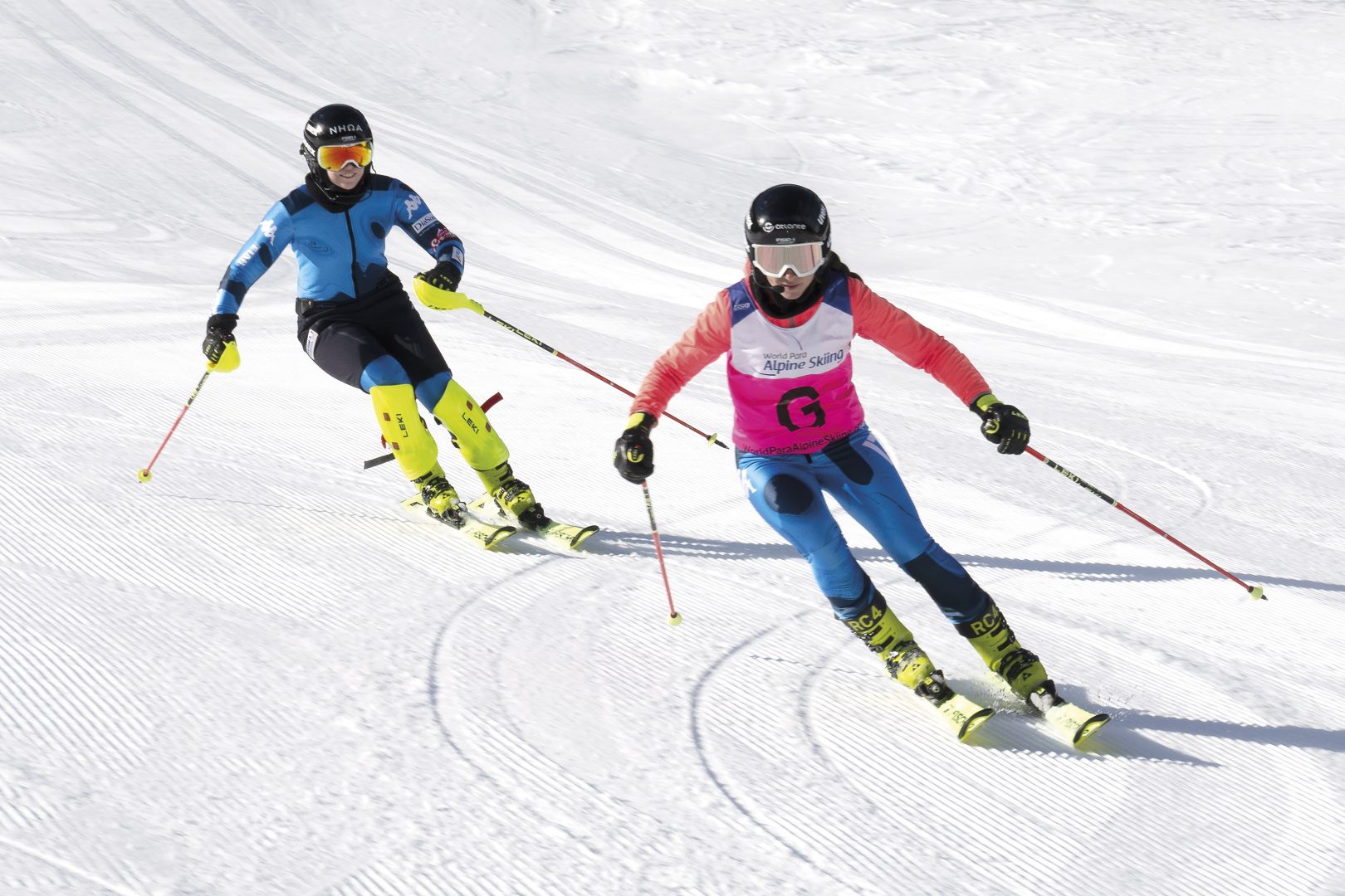 Martina Vozza e Ylenia Sabidussi Campionesse di sci della Federazione Italiana Sport Invernali Paralimpici (FISIP). Foto tratta dalla Mostra “UNA VITA PER LO SPORT. VOLTI E CONQUISTE DELLE #100ESPERTE.” Foto di Gerald Bruneau © Fondazione Bracco