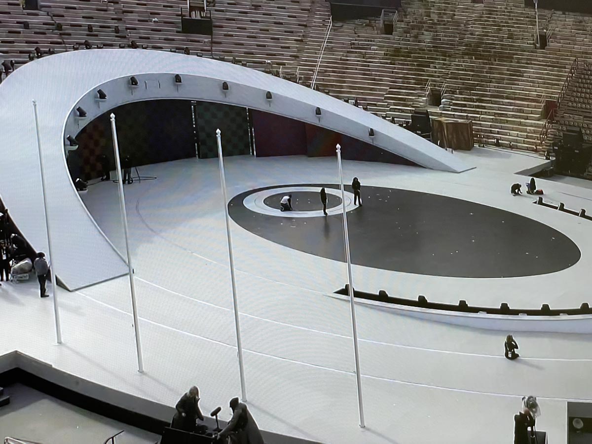 L'immagine dei preparativi in Arena per la cerimonia olimpica dagli schermi della sala operativa della Questura di Verona