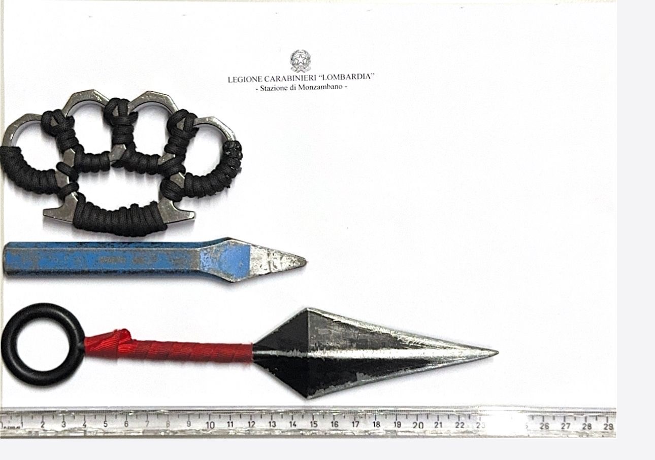 Tirapugni, coltello e scalpello Carabinieri Mozambano