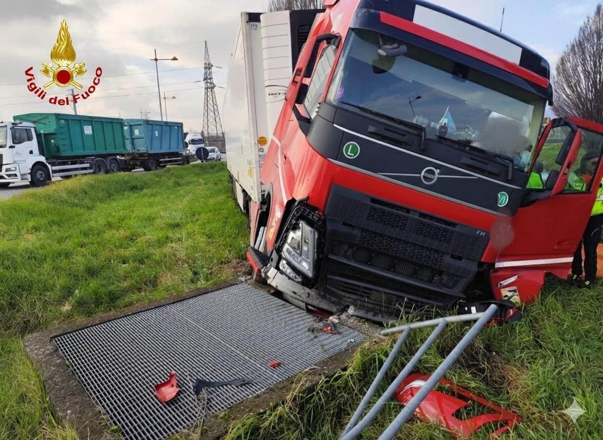 Vigili del fuoco - incidente autoarticolato Porcilana Verona Est