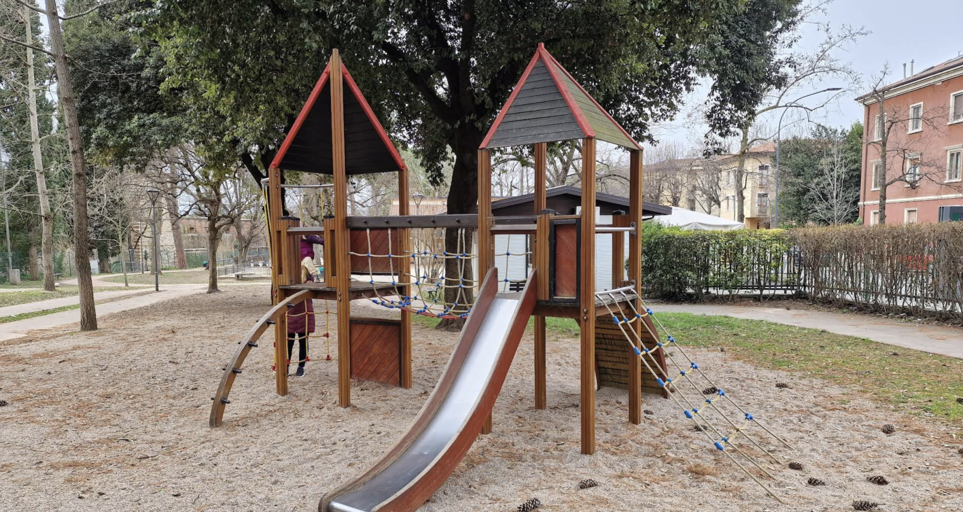 parco giochi Valdonega in via Ippolito Nievo