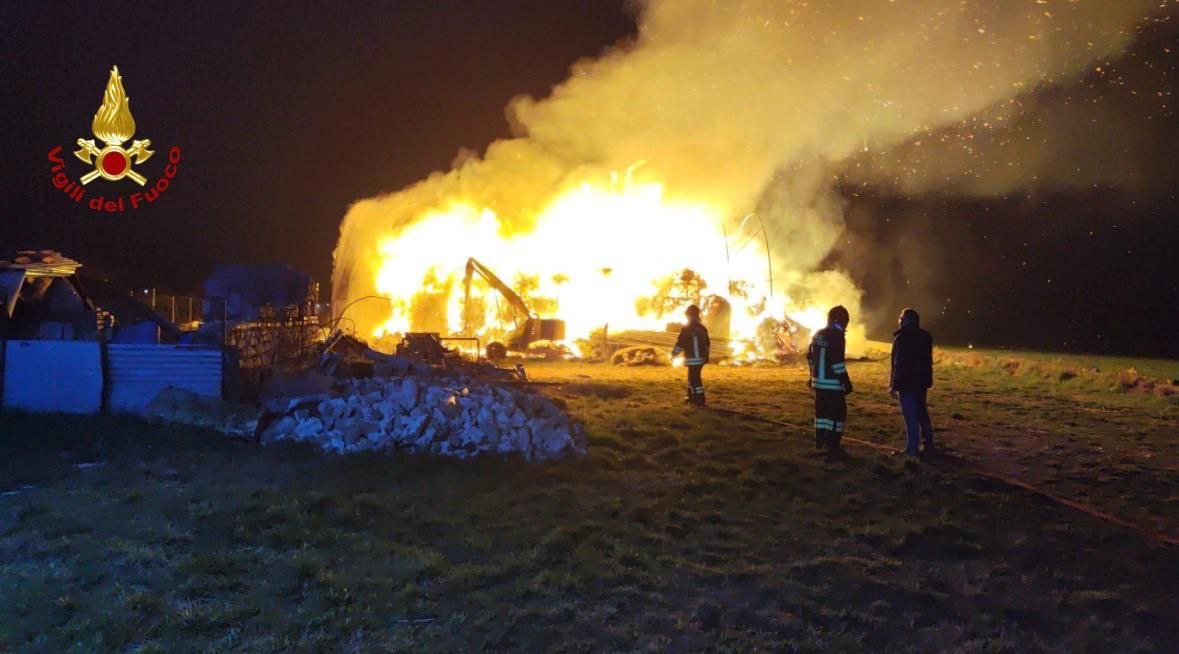 Incendio Cadidavid Vigili del fuoco fienile