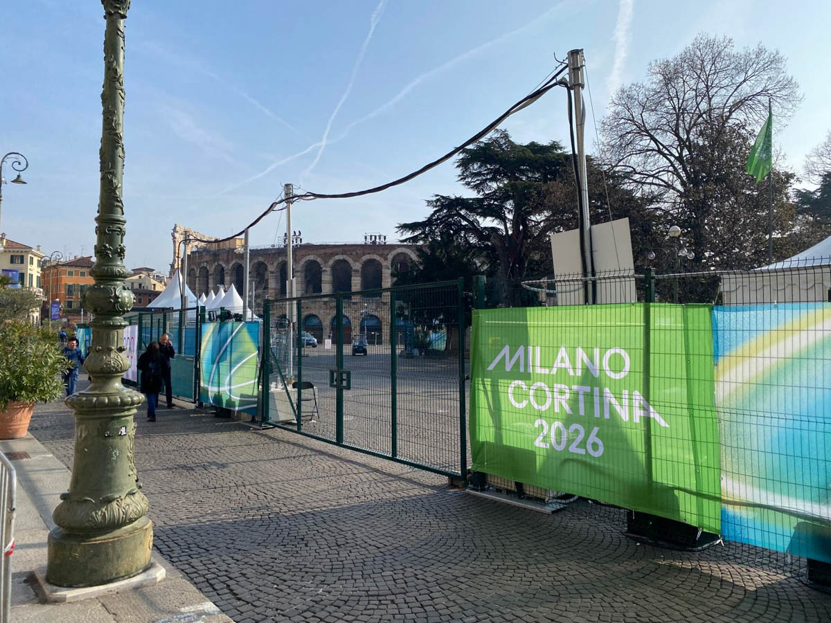 Allestimenti per le cerimonie olimpiche in piazza Bra a Verona