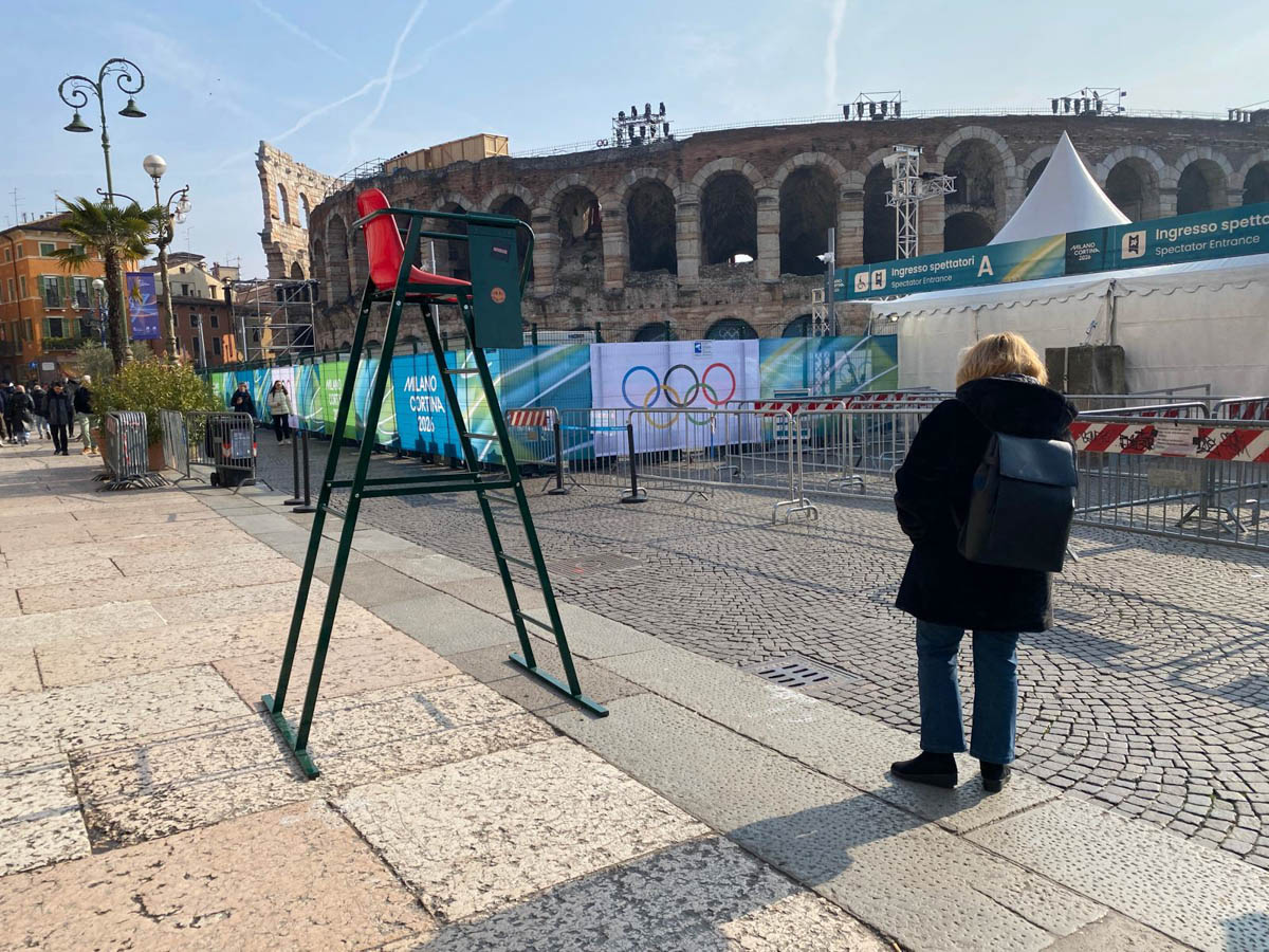 Allestimenti per le cerimonie olimpiche in piazza Bra a Verona