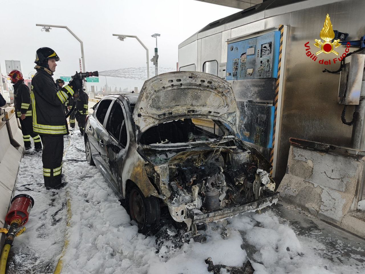auto in fiamme a22 casello