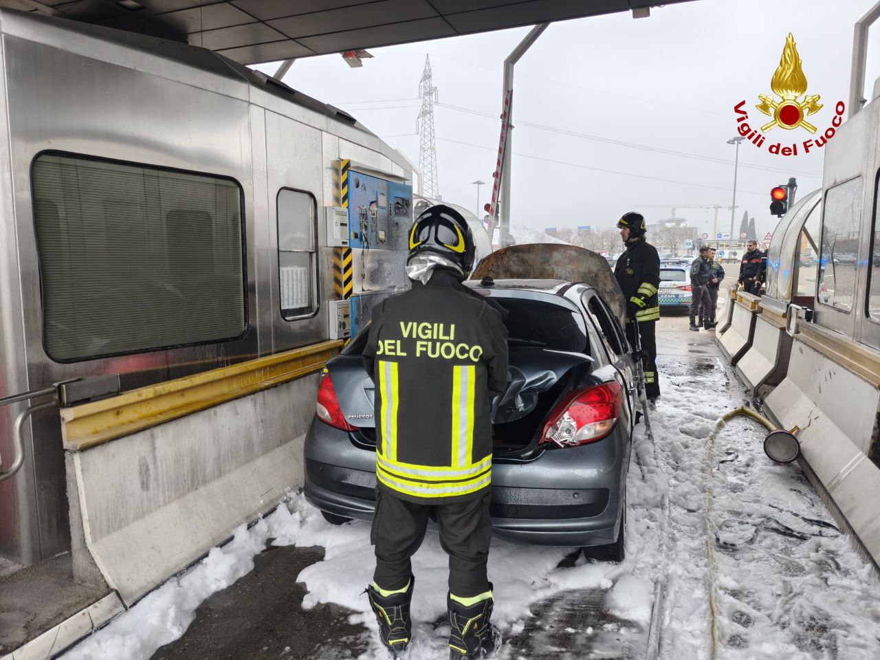auto in fiamme a22 casello