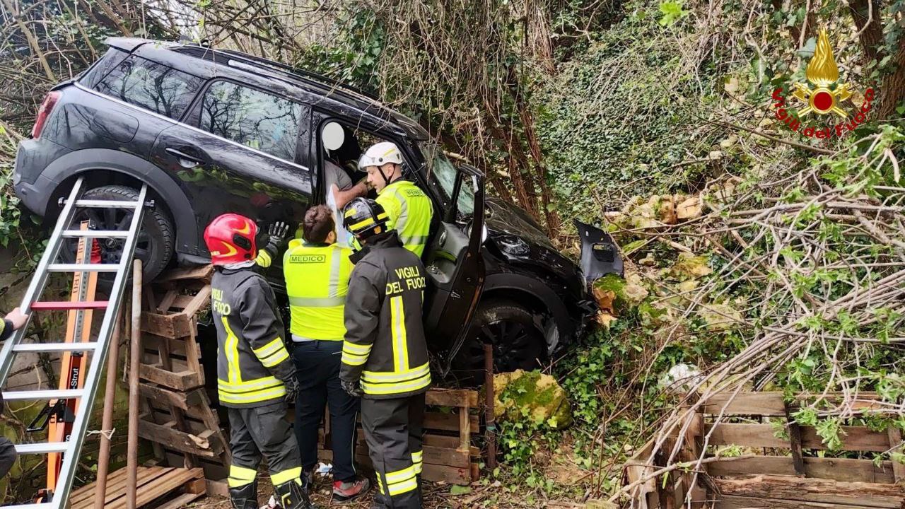 auto scarpata montorio vigili del fuoco