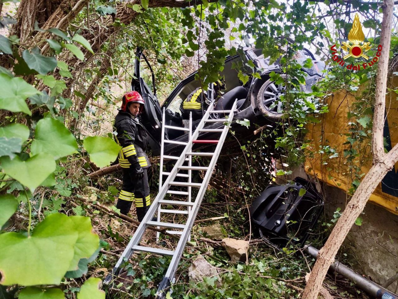auto scarpata montorio vigili del fuoco